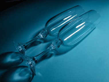 Turkuaz bir arka planda iki bardak. Şenlikli romantik konsept..