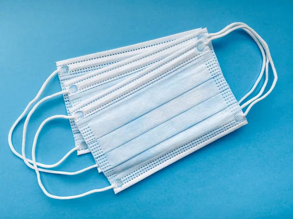 Mavi çocuk maskesi beyaz arka planda izole edilmiş. Tıp ve sağlık kavramı.