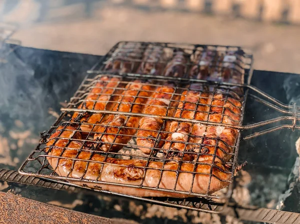 Salchichas Barbacoa Parrilla Descanso Naturaleza Barbacoa — Foto de Stock