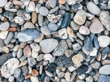 Akdeniz kıyısında çakıl taşları. Projeleriniz için doğal bir geçmiş. Seyahat kavramı.