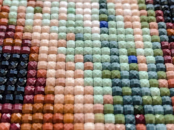 Yakından, rengarenk kare elmas işlemeli parlak. Hobiler ve eğlence.
