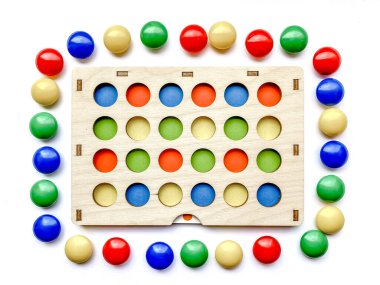 Renklere göre sınıflandırılan ve çocuğun motor becerilerinin geliştirildiği çocuklar için geliştirilmiş bir oyuncak. Çocuk gelişimi, oyuncaklar.