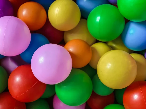 Heldere Multi Gekleurde Ballen Voor Het Zwembad Voor Kinderen Spelletjes — Stockfoto