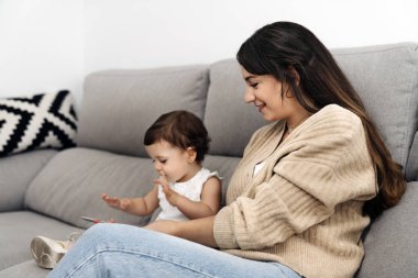 Mutlu aile tabletle gülüyor ve oynuyor.