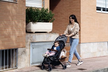 Mutlu bir aile sokakta yürüyor.