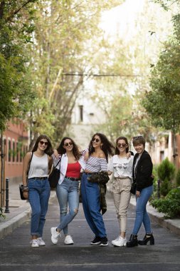 Sokakta gülen beş bayan arkadaş