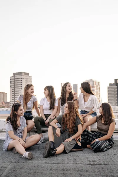 Big group of pretty girls smiling and having fun in a rooftop — ストック写真