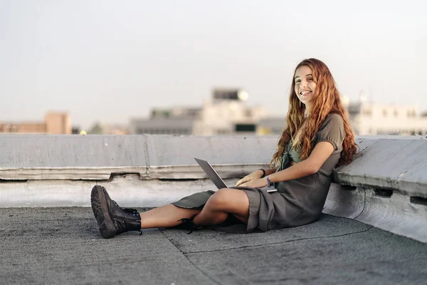 Portrait of a pretty woman using laptop in a rooftop. Urban — ストック写真