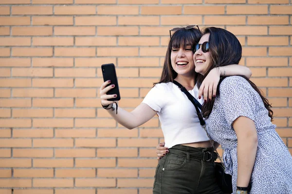 Retrato de una hermosa mujer tomando una selfie — Foto de Stock