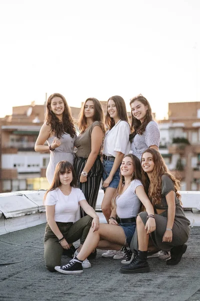 Bir grup güzel kız gülüyor ve çatıda eğleniyorlar. — Stok fotoğraf