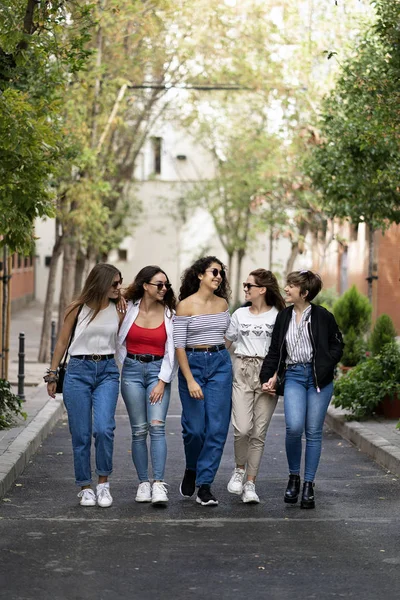５人の女友達が通りを歩く — ストック写真