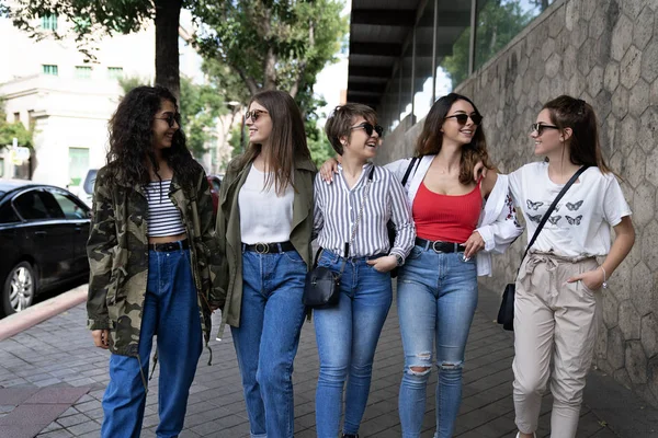 Sokakta yürüyen beş bayan arkadaş. — Stok fotoğraf