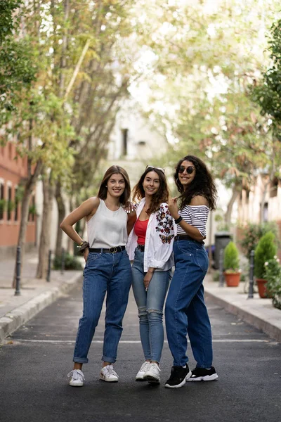 通りに立っている３人の女友達 — ストック写真