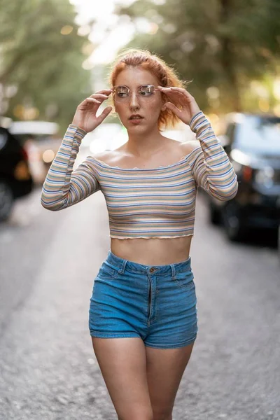 Woman posing in urban area — Stock Photo, Image