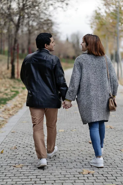 Nepoznatelný šťastný pár kráčející spolu ve městě — Stock fotografie