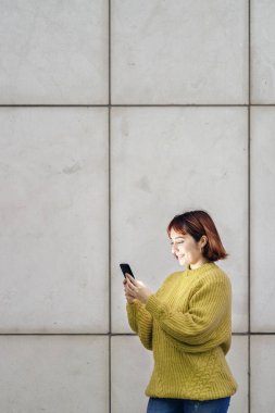 Akıllı telefonunu kullanan mutlu kız.