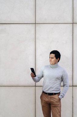 Mutlu adam onun smartphone kullanarak