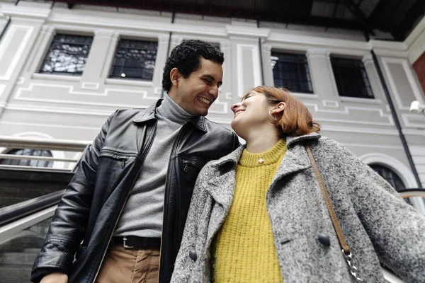 Lyckligt par tittar på sig själva och ler — Stockfoto