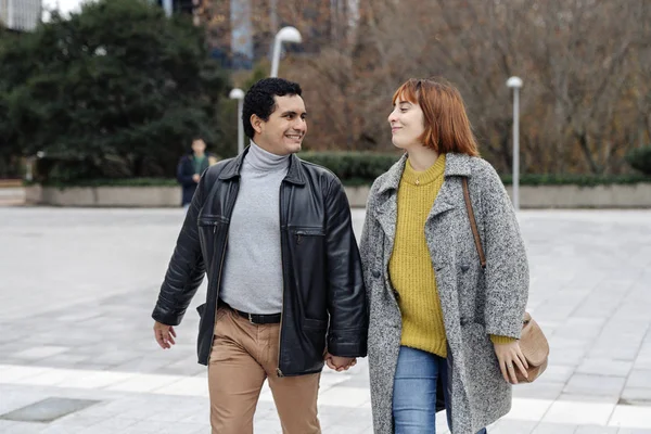 Casal feliz andando juntos na cidade — Fotografia de Stock