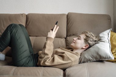 Genç ve güzel bir kadın evinde dinleniyor.