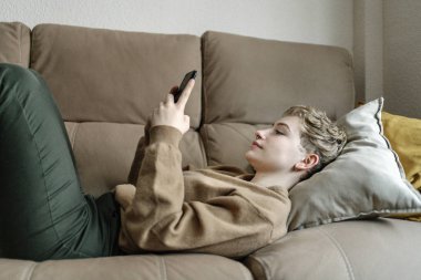 Genç ve güzel bir kadın evinde dinleniyor.