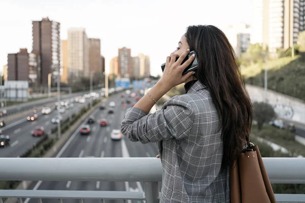 電話で会話をしている若い実業家の側面図のストック写真 彼女は認識できない — ストック写真