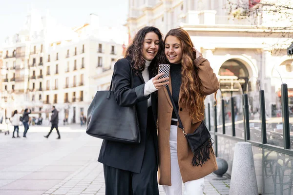 Στοκ Φωτογραφία Από Δύο Νεαρές Καυκάσιες Γυναίκες Χρησιμοποιώντας Ένα Smartphone — Φωτογραφία Αρχείου