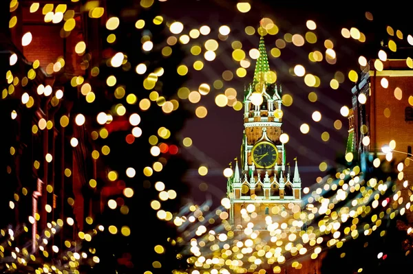 Moskova Kremlin Spassky kule ile Noel ışıkları