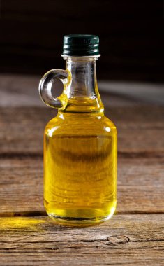ahşap arka plan üzerinde bitkisel yağ şişe