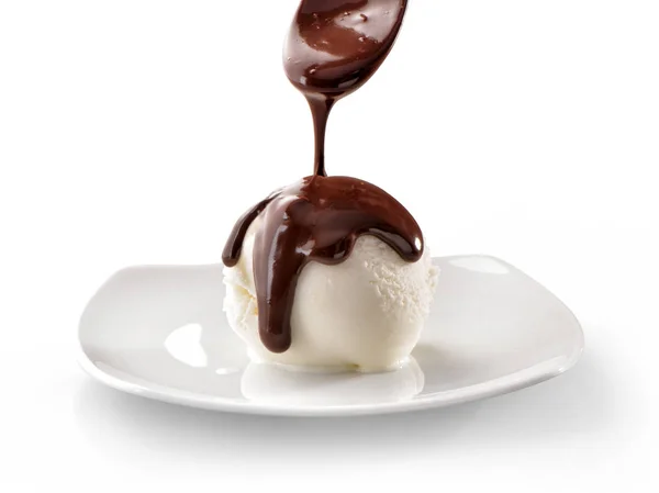 Primer plano de la cucharada de helado con chocolate derretido aislado sobre fondo blanco —  Fotos de Stock