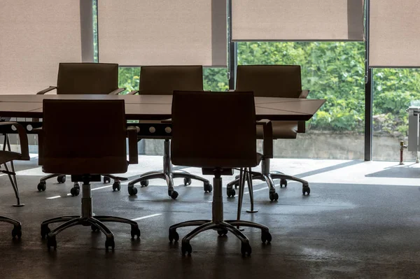 Fragmento interior de oficina con mesa de conferencias y sillones — Foto de Stock