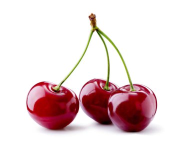 Beyaz arka plan üzerinde izole üç kiraz meyveleri yakın çekim