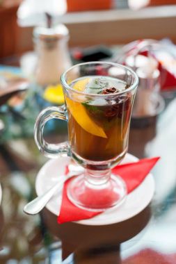bardak çay limon, tarçın, anason yıldızlı ve nane nane yaprakları ile