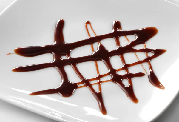 Decoración Salsa Chocolate Primer Plano Plato Blanco —  Fotos de Stock