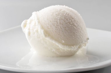 gri arka plan üzerinde beyaz tabak yakın çekim vurgunun dondurma