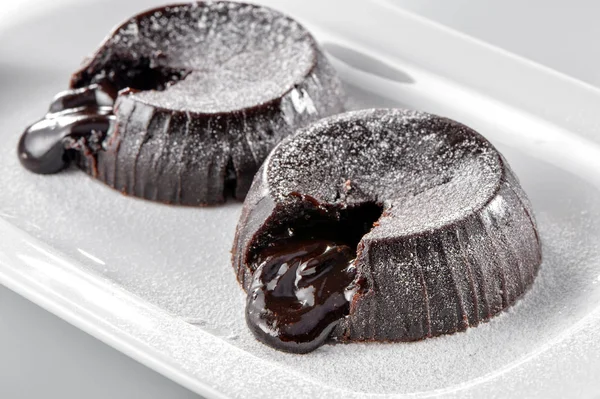 Tortas Chocolate Lava Brownie Con Azúcar Polvo Cerca Plato Blanco —  Fotos de Stock