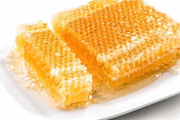 Honeycomb Bitar Vit Platta Närbild Med Flytande Honung — Stockfoto