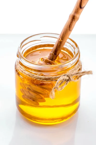 Pot Met Honing Met Honing Beer Close Witte Achtergrond — Stockfoto