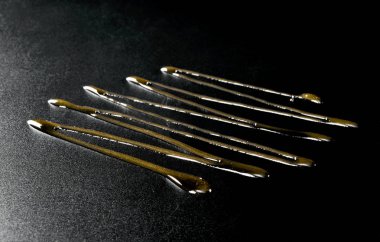 dalgalı alt çizgi sıvı bal dekorasyon yakın çekim siyah arka plan üzerine 
