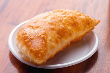 Beyaz tabak yakın çekim tablo üzerinde kızarmış cheburek (kıyılmış etli börek) 