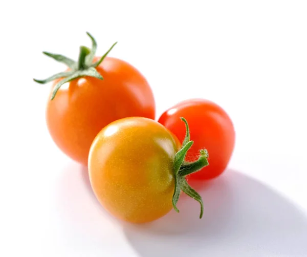 Groep Van Kleine Rode Gele Tomaten Close Witte Achtergrond — Stockfoto