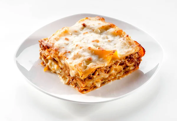 Lasagne Kus Talíř Mletým Masem Roztaveným Sýrem Zblízka Bílém Pozadí — Stock fotografie