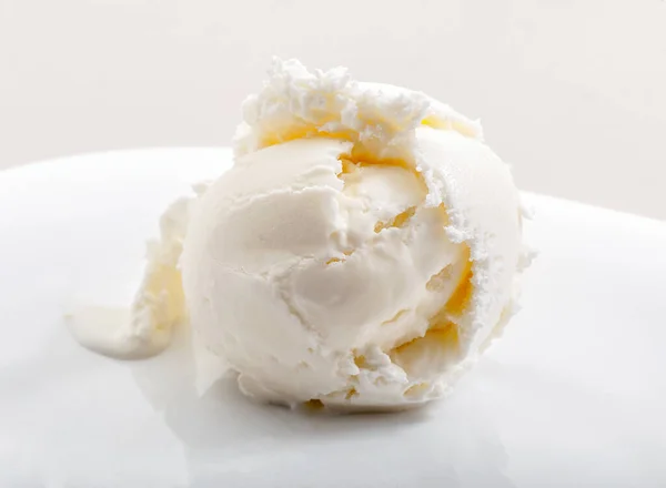 Lezzetli Dondurma Kepçesi Tarafsız Arka Planda Beyaz Tabak Yakın Çekim — Stok fotoğraf