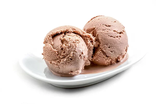 Δύο Μπάλες Παγωτό Σοκολάτα Close Δίσκο Πορσελάνη Που Απομονώνονται Λευκό — Φωτογραφία Αρχείου