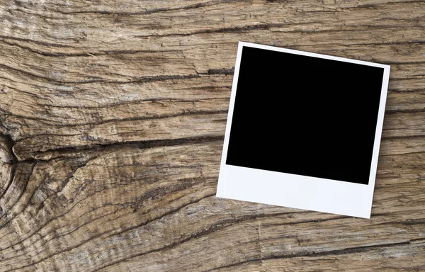 Tahtanın üzerinde bir polaroid fotoğraf