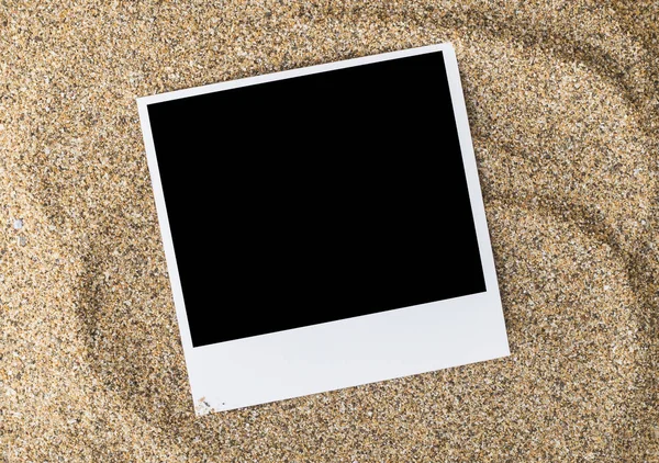 Kum üzerinde bir polaroid fotoğraf