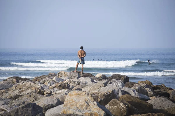 Man Watches Quietly Rocks Surf Sunny Summer Day Beach — Stock Photo, Image