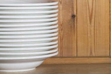 Ahşap bir üste, bir restoran veya otel menüsü için beyaz yemek profili.