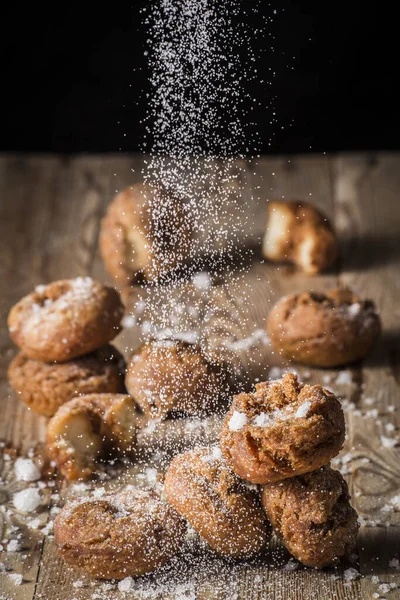 Een Gestrooide Suiker Die Gefrituurde Donuts Valt Die Bovenop Een — Stockfoto