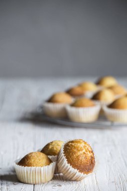 Kırsal beyaz ahşap bir tahtanın üzerinde, kopyalamak için yeri olan bir kek. seçici odak